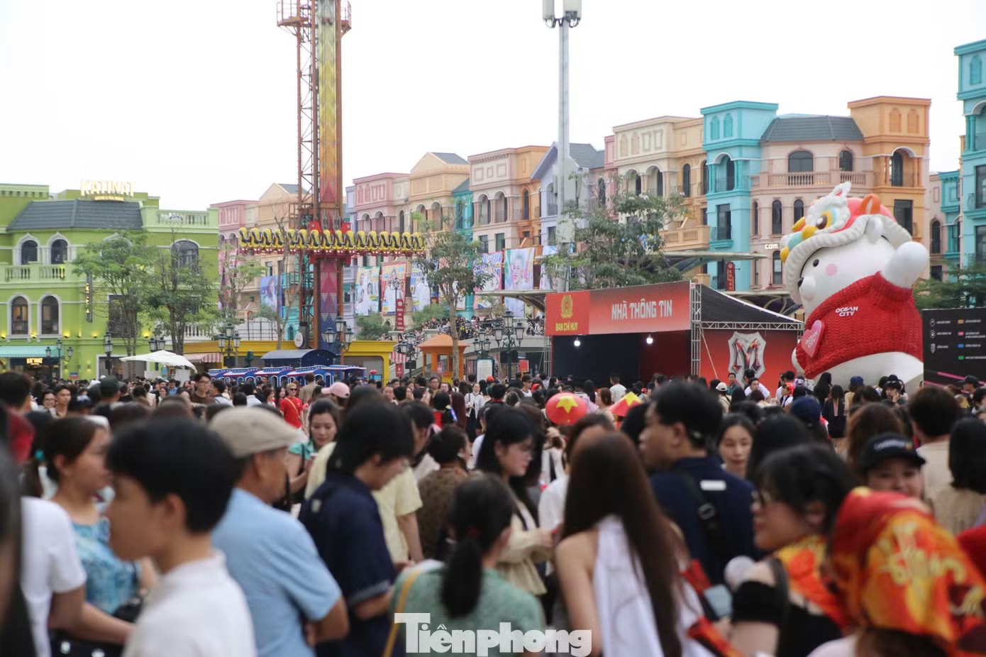 Khu vực đổi vòng tay, nhà thông tin Biển người đổ về Hưng Yên - Ảnh 8.