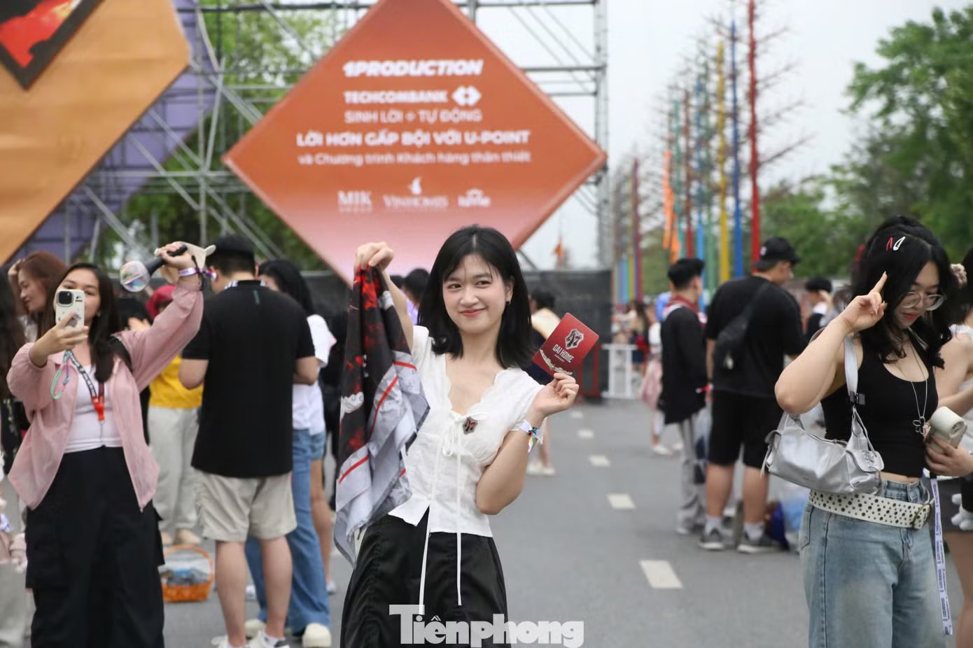 Biển người đổ về Hưng Yên - Ảnh 4.