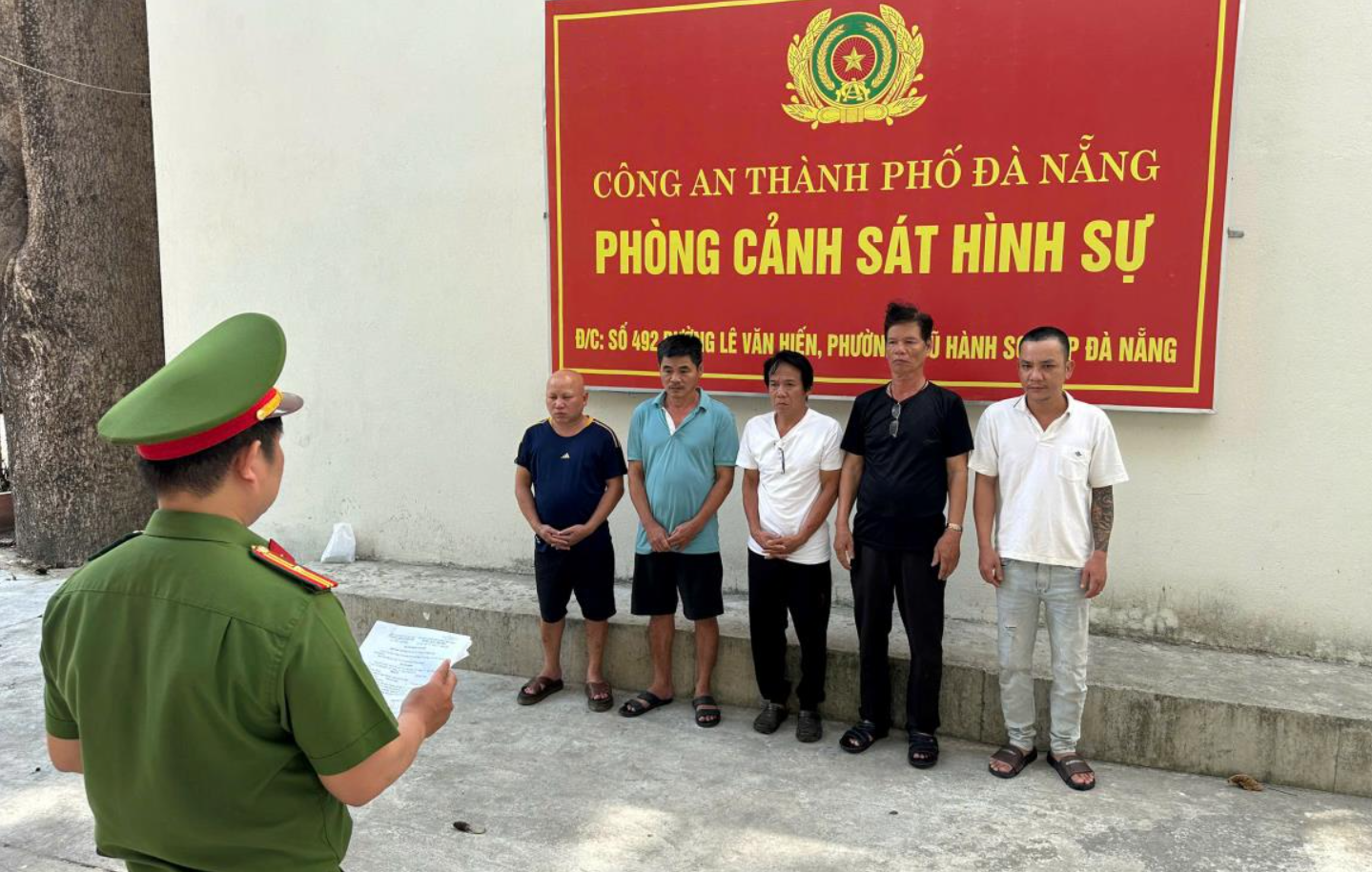 Khám xét, tịch thu 10 điện thoại, 2 xe mô tô, 1 máy tính Casio cùng số tiền hơn 100 triệu đồng: Bắt khẩn cấp Phạm Tự SN 1964 và đồng bọn