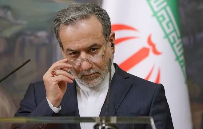 Ngoại trưởng Iran Abbas Araghchi. Ảnh: TASS Iran gửi đề xuất mới cho Mỹ: Mở eo biển, hoãn đàm phán hạt nhân - Ảnh 1.