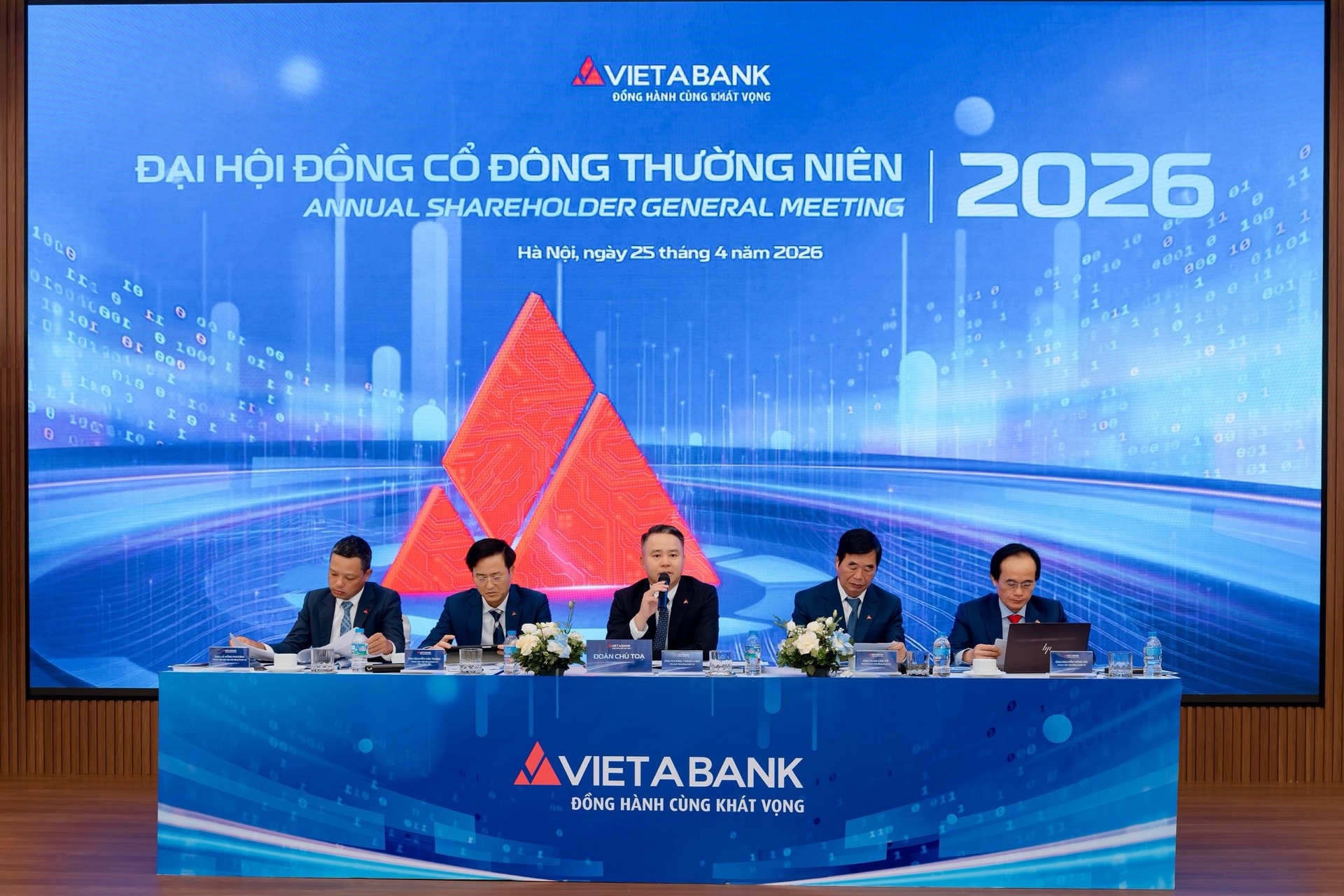 ĐHĐCĐ VietABank: Tăng vốn thêm 55%, tham vọng lãi gần 2.000 tỷ đồng