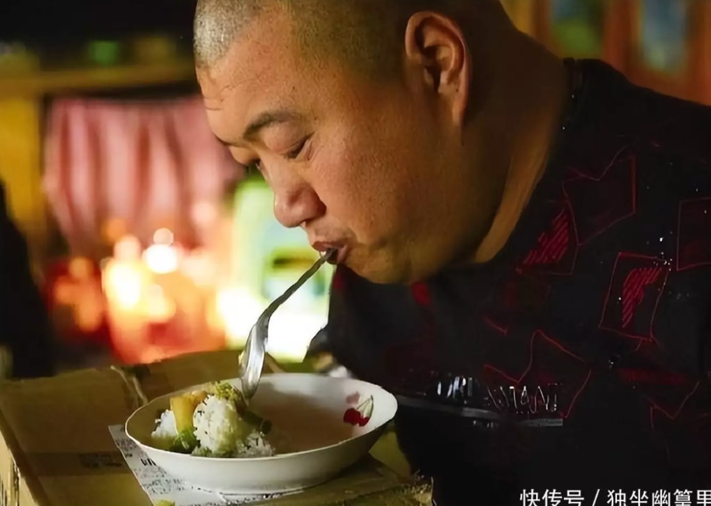 Bị xem là gánh nặng, người đàn ông không tay chân trở thành trụ cột gia đình nhờ vật dụng không ai ngờ tới