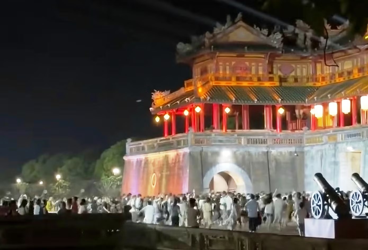 Thực hư sự cố mất kiểm soát, khách ùa vào Ngọ Môn - Huế như 'ong vỡ tổ' - Ảnh 2.