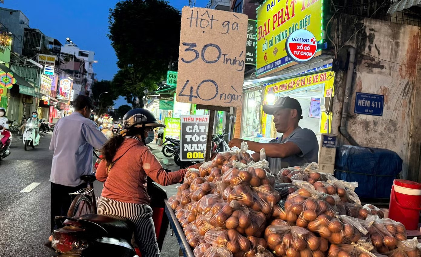 Trứng gà giá siêu rẻ bán đầy đường ở TPHCM Đầu vào hạ nhiệt, quán ăn vẫn ‘án binh bất động’ - Ảnh 3.