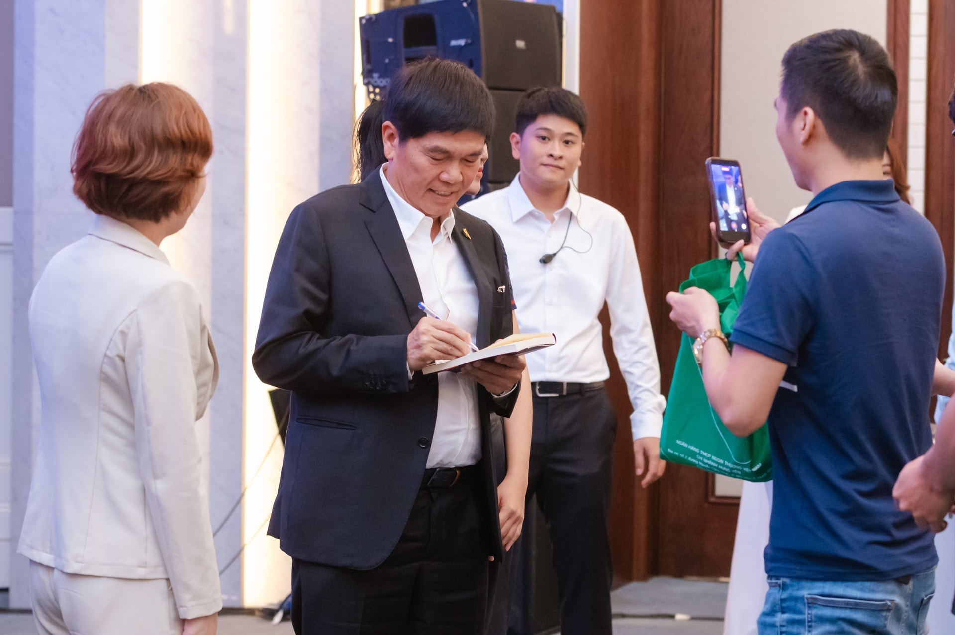 Gần 20 năm 'ôm' cổ phiếu Hòa Phát (HPG), cổ đông đặt câu hỏi khó với tỷ phú Trần Đình Long