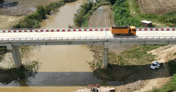 Cầu dài 200m xây xong từ 3 năm trước không thể vận hành, người dân qua sông vẫn phải ‘lụy phà’