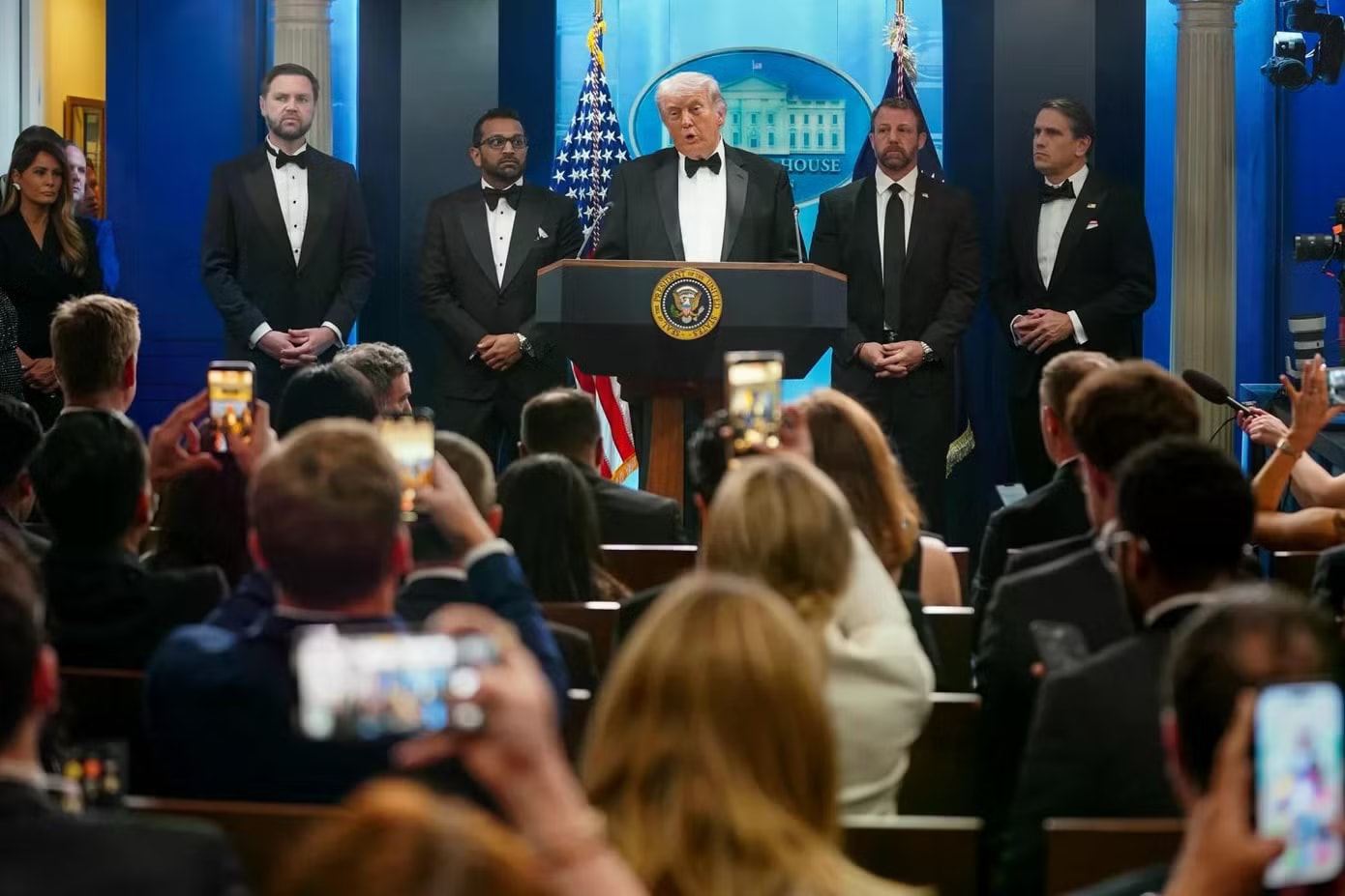 Tổng thống Mỹ Trump và chiến lược 'biến nguy thành cơ' sau những lần ám sát hụt - Ảnh 3.