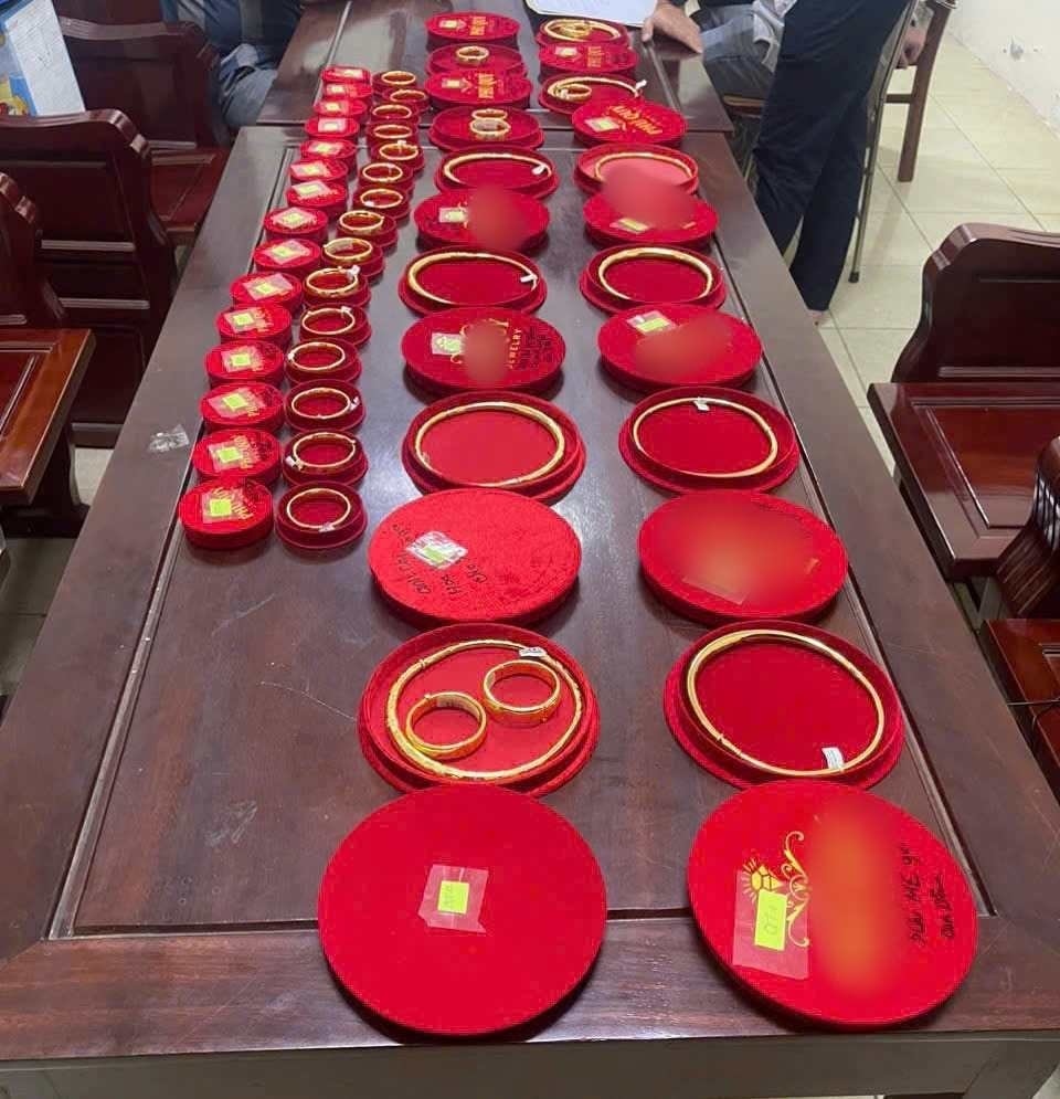 Đinh Văn Cường SN 1994 đến tiệm vàng bán, cầm cố 2 kiềng đeo cổ, 22 lắc tay tổng 112 chỉ, công an lập tức vào cuộc điều tra