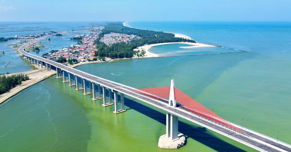 Ngày mai, cây cầu vượt biển dài nhất miền Trung chính thức thông xe, kết thúc hơn 100 năm di chuyển bằng đò của người dân đôi bờ