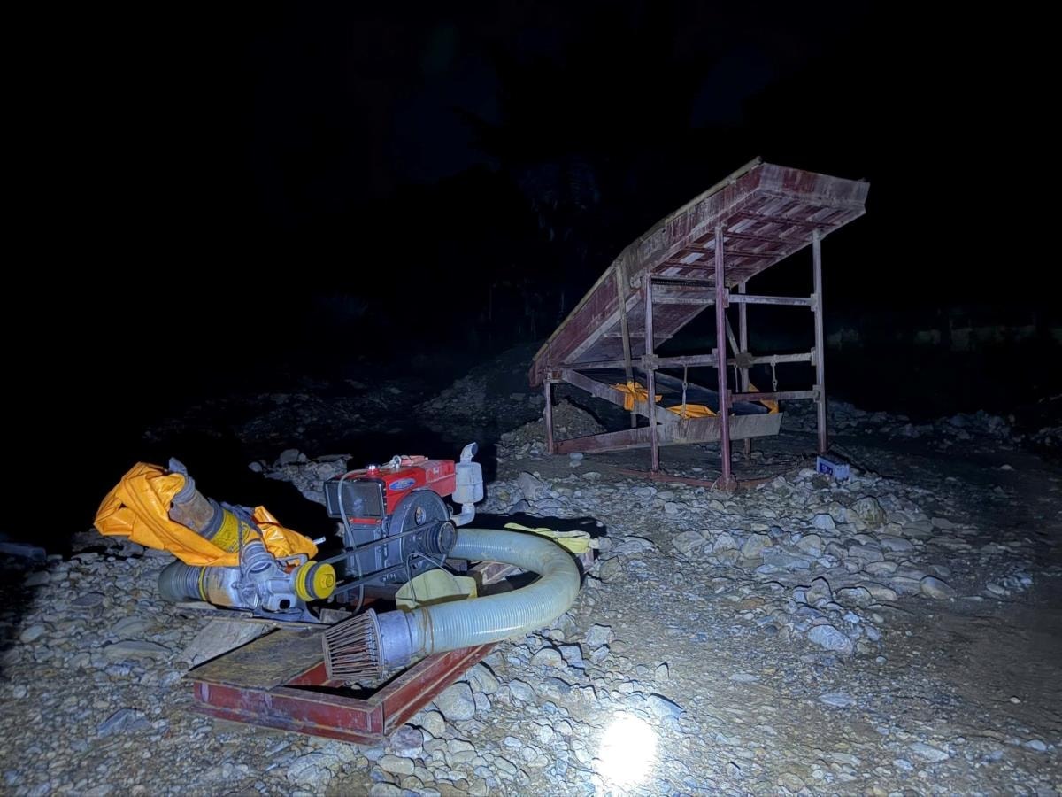 Đột kích điểm khai thác vàng trái phép giữa rừng: Nhóm 7 người hoạt động xuyên đêm bị phát hiện