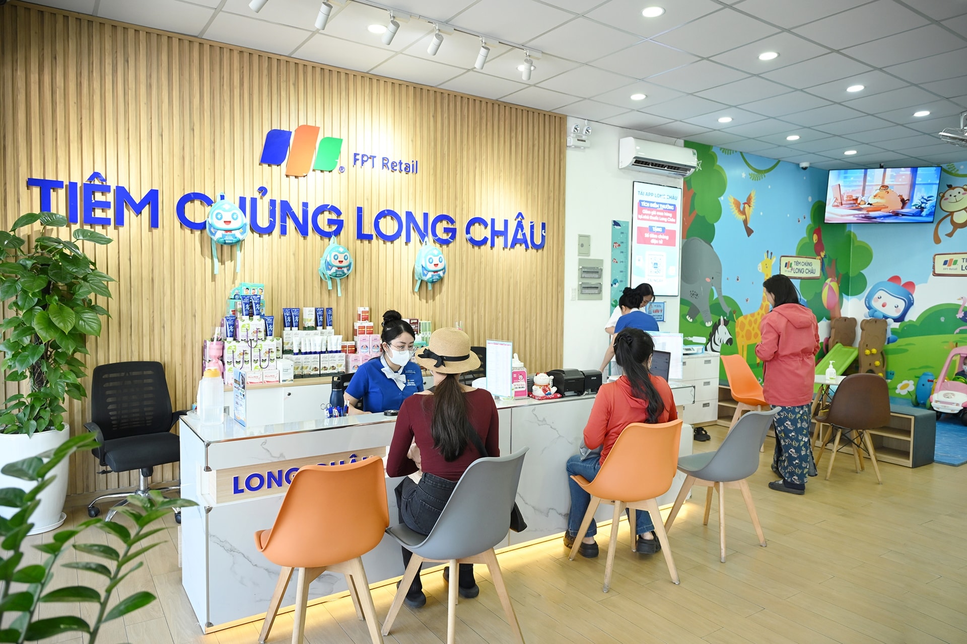 FPT Retail tiếp tục đà tăng trưởng nhờ Long Châu, thu về hơn 15.000 tỷ đồng trong quý I/2026