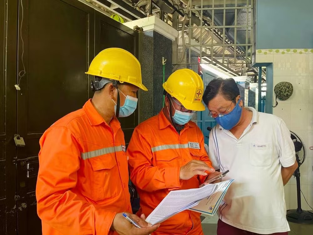 Giờ cao điểm tối: Nhóm khách nào có thể phải trả tiền điện gấp 3 lần? - Ảnh 1.