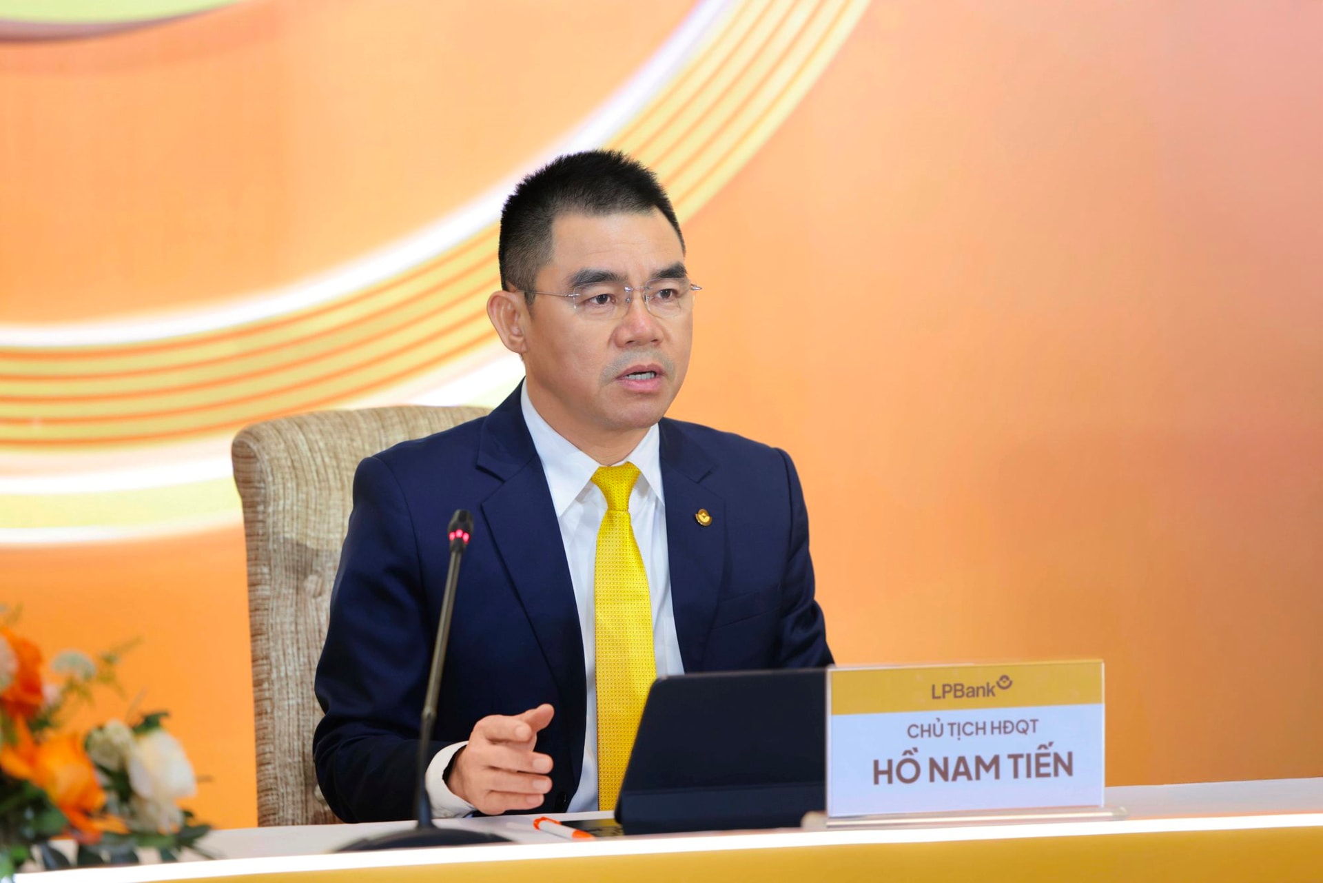 anh-chu-tich-lpbank-ho-nam-tien-tra-loi-co-dong.jpeg