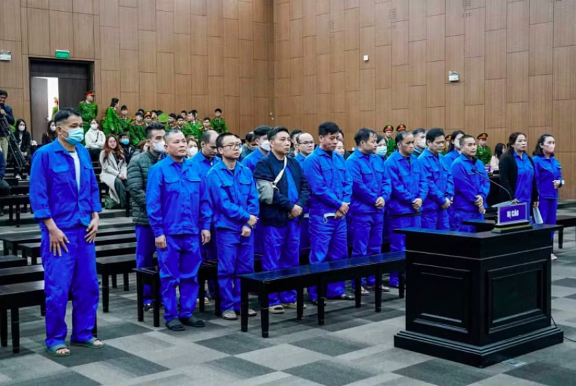 Các bị cáo tại phiên tòa sơ thẩm. Cựu Phó chánh án Phạm Tấn Hoàng bất ngờ thừa nhận hành vi phạm tội, thay đổi nội dung kháng cáo - Ảnh 2.