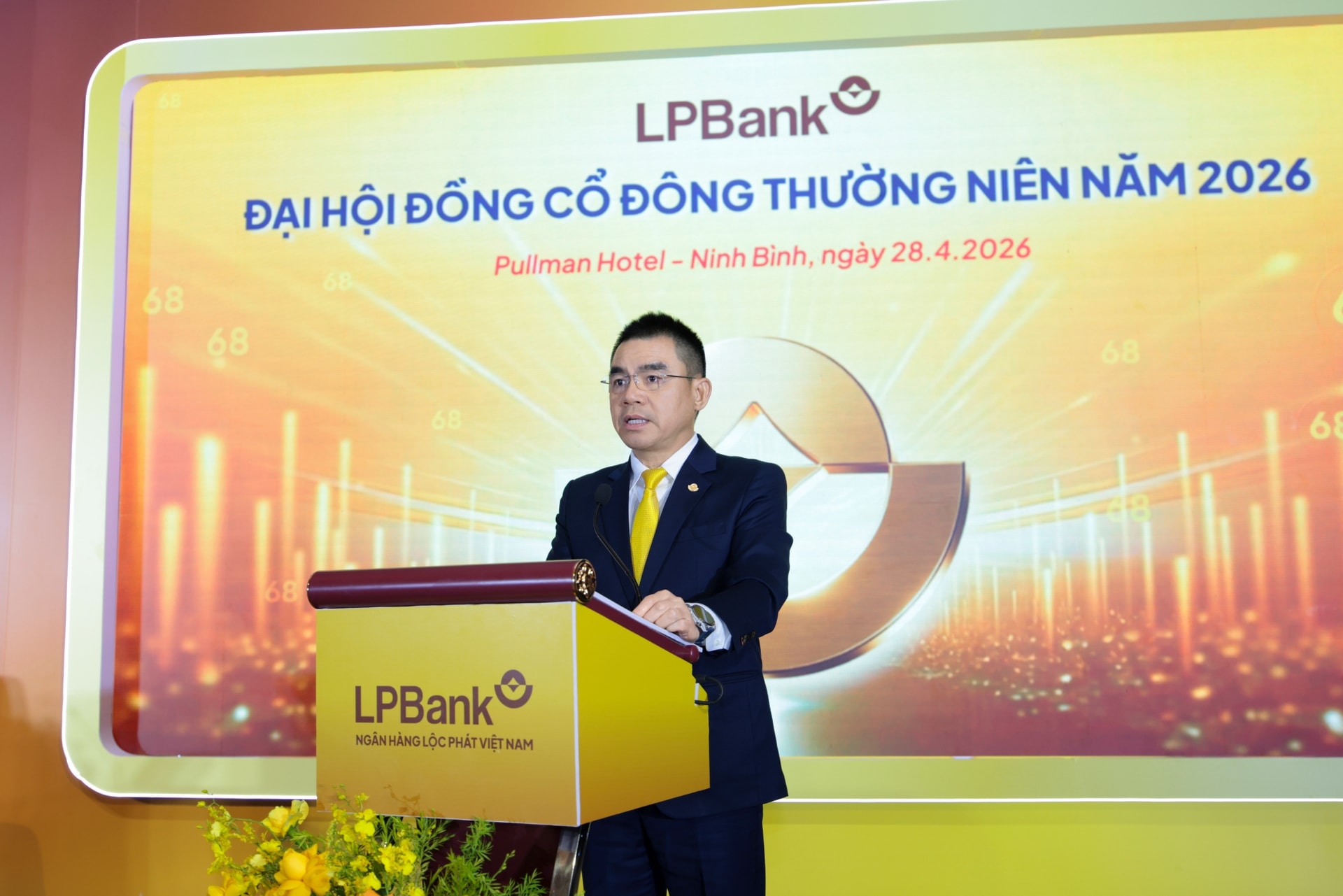 [Live] ĐHĐCĐ LPBank (LPB): Chia cổ tức tỷ lệ 30%, mục tiêu lãi gần 15.000 tỷ năm 2026 - Ảnh 1.