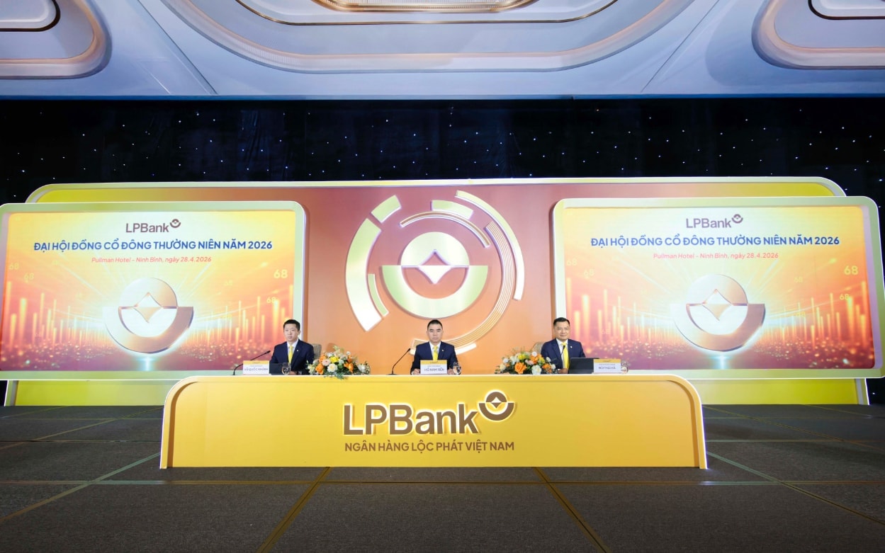 [Live] ĐHĐCĐ LPBank (LPB): Chia cổ tức tỷ lệ 30%, mục tiêu lãi gần 15.000 tỷ năm 2026 - Ảnh 2.