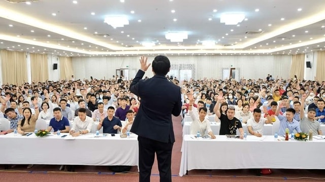 Công ty 'dạy làm giàu' kinh doanh sa sút nặng, Chủ tịch phải từ chức