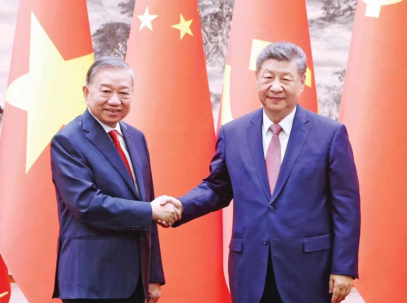 Tổng Bí thư, Chủ tịch nước Tô Lâm và Tổng Bí thư, Chủ tịch nước Trung Quốc Tập Cận Bình tại cuộc chứng kiến Lễ ký kết các văn kiện hợp tác giữa hai nước ngày 15/4 ở Bắc Kinh. Ảnh: TTXVN Đi trước mở đường - Ảnh 1.