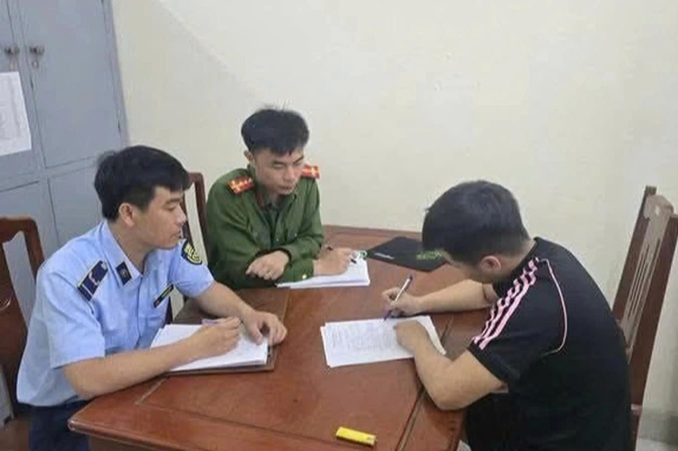 Chặt chém tiền gửi xe ở khu du lịch, thanh niên bị phạt 15 triệu đồng