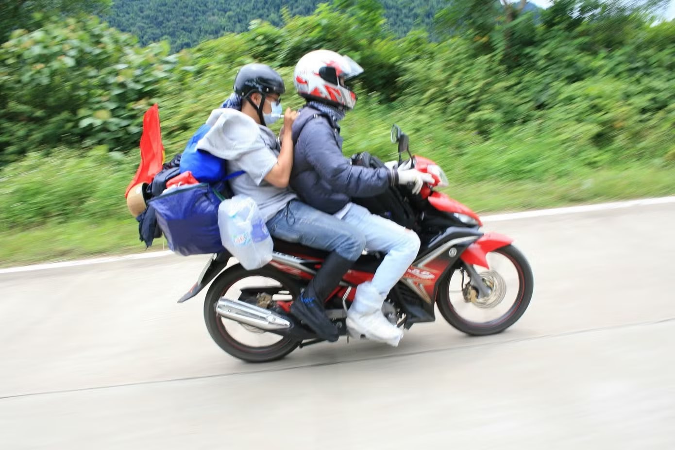 Kinh nghiệm lái xe máy đường dài dịp nghỉ lễ - Ảnh 2.