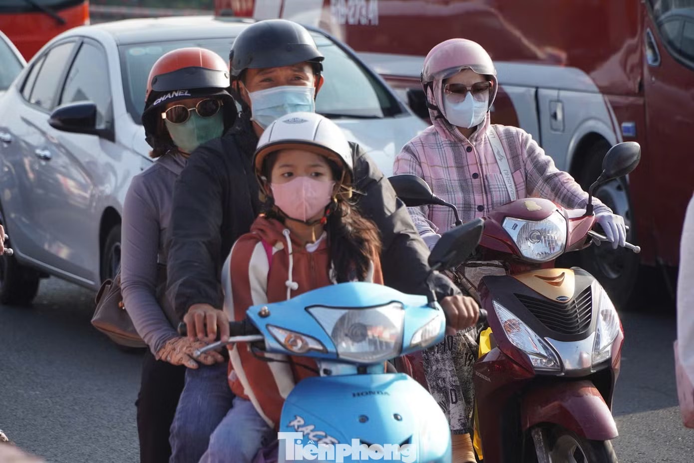 Người dân lỉnh kỉnh đồ đạc, di chuyển bằng xe máy rời TPHCM để về quê tại các tỉnh miền Tây Nam Bộ. Người dân ùn ùn rời TPHCM đi nghỉ lễ - Ảnh 7.