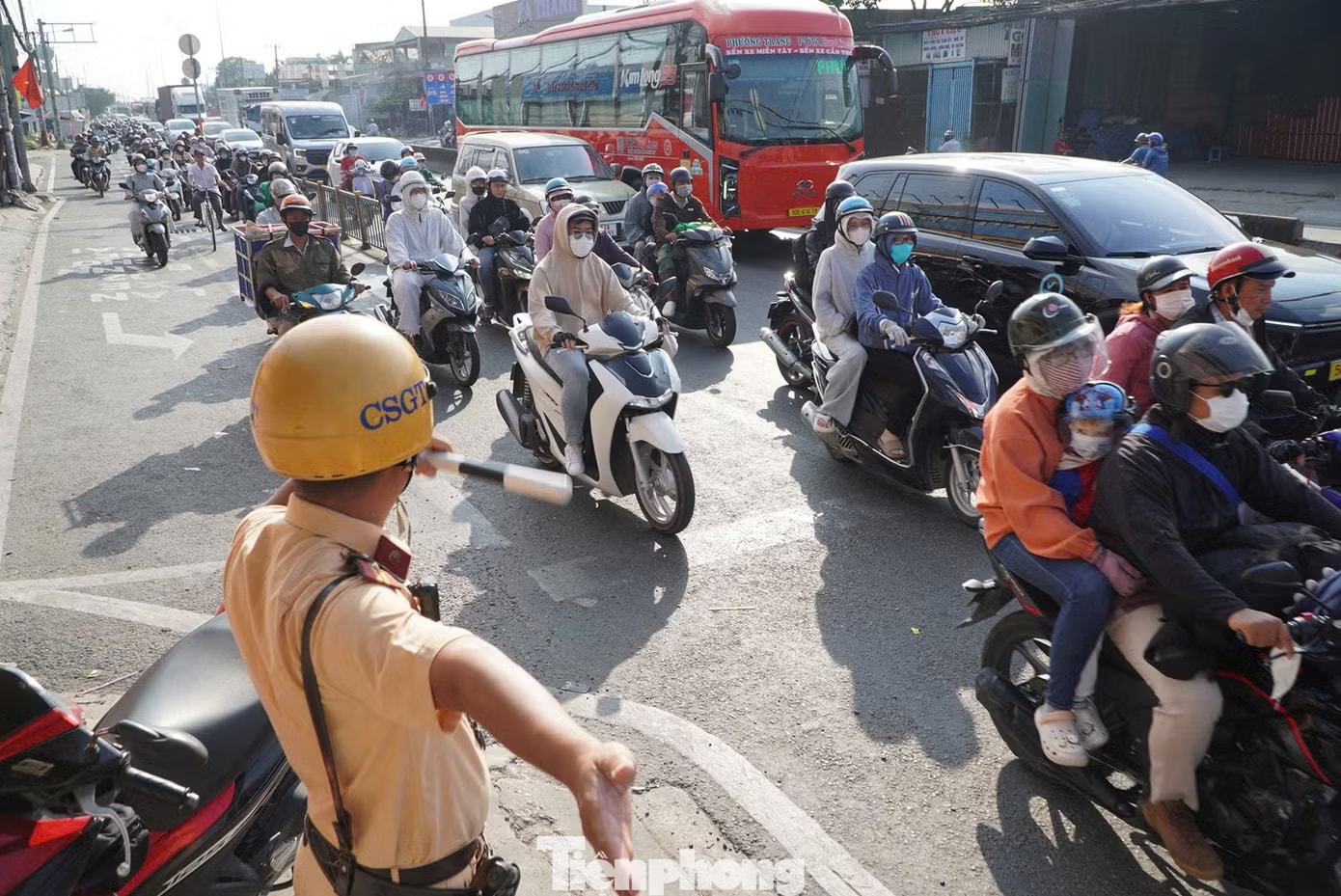 Lực lượng CSGT túc trực, điều tiết giao thông tại cửa ngõ phía Tây TPHCM. Người dân ùn ùn rời TPHCM đi nghỉ lễ - Ảnh 8.