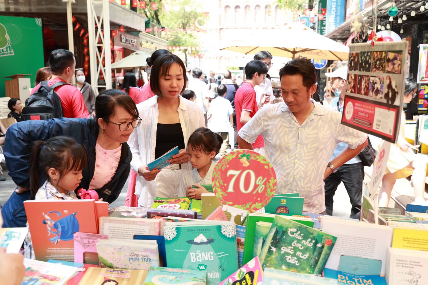 Nhiều người đến tham quan, trải nghiệm và mua sách ở Đường Sách TPHCM (đường Nguyễn Văn Bình). Trung tâm TPHCM trong thời khắc tròn 51 năm thống nhất đất nước - Ảnh 20.