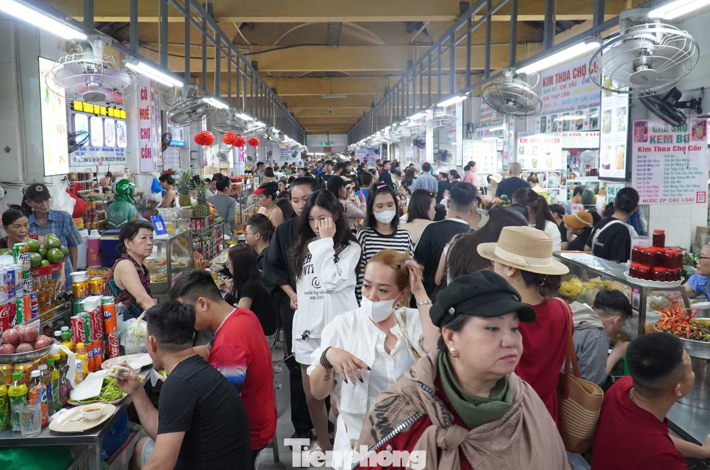 Toát mồ hôi nhìn du khách chen chân 'ăn sập' chợ Cồn Đà Nẵng - Ảnh 17.