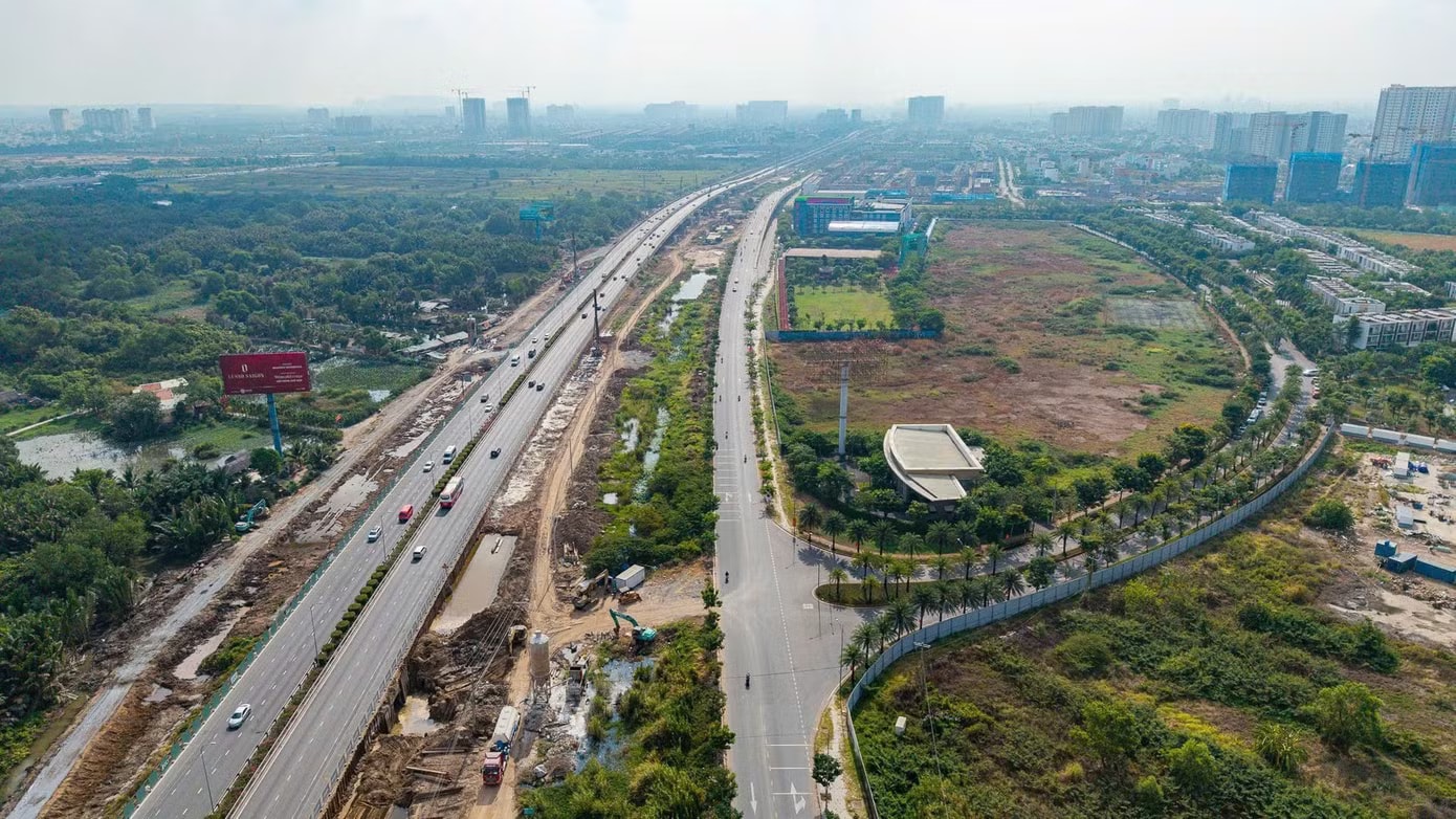 Điểm đầu đường dẫn cao tốc TPHCM - Long Thành - Dầu Giây ở khu vực gần nút giao An Phú khá thông thoáng. Ảnh: CTV Người dân ùn ùn rời TPHCM đi nghỉ lễ - Ảnh 13.