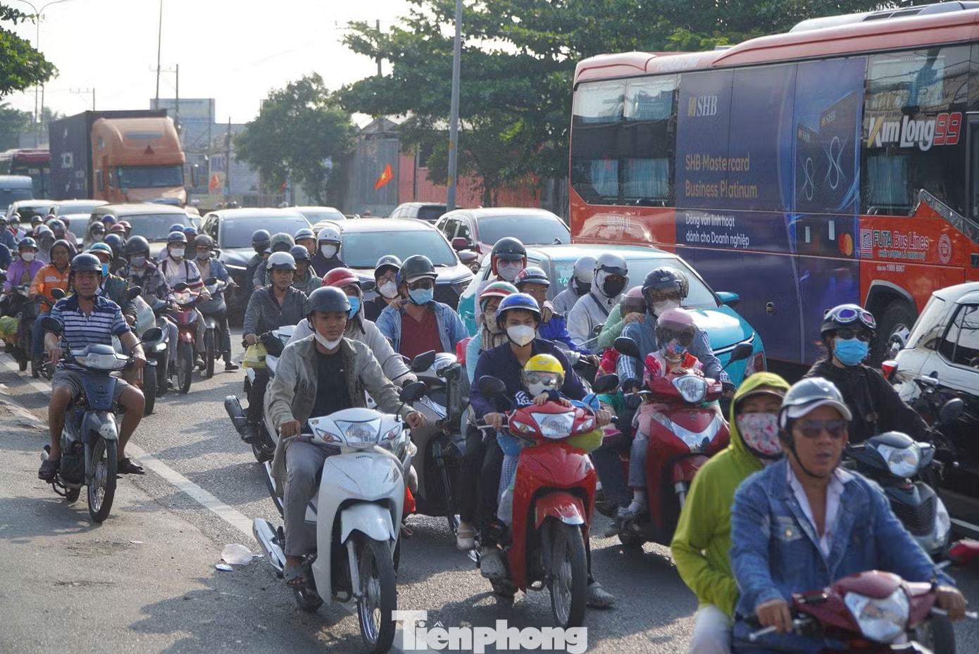 Cửa ngõ phía Tây TPHCM quá tải, nhiều đoạn xe nhích từng chút. Người dân ùn ùn rời TPHCM đi nghỉ lễ - Ảnh 6.