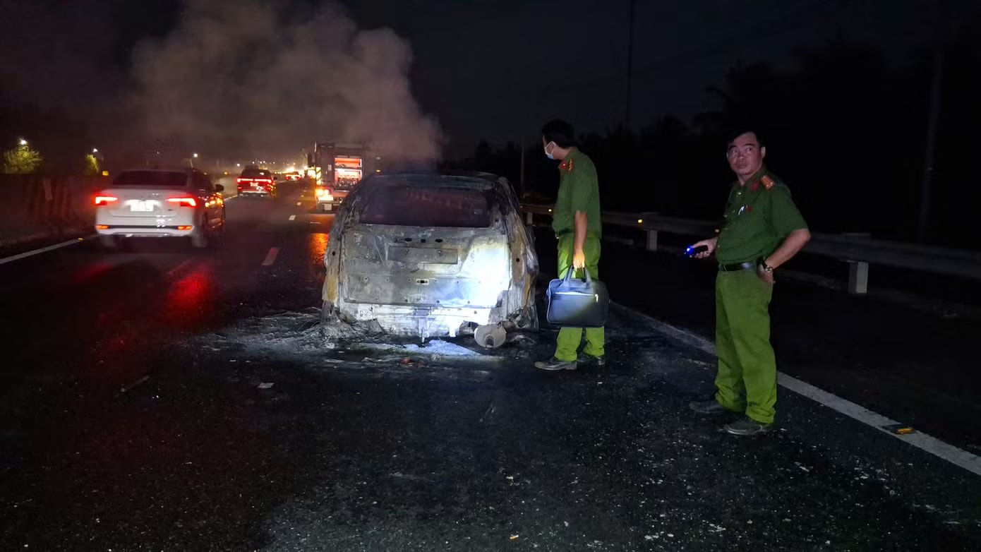 Nguyên nhân vụ xe ô tô chở gia đình cháy trơ khung trên cao tốc - Ảnh 3.
