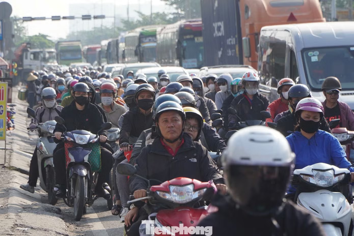 Dòng xe ken đặc trên quốc lộ 1, đoạn qua cửa ngõ phía Tây TPHCM sáng 30/4. Người dân ùn ùn rời TPHCM đi nghỉ lễ - Ảnh 1.