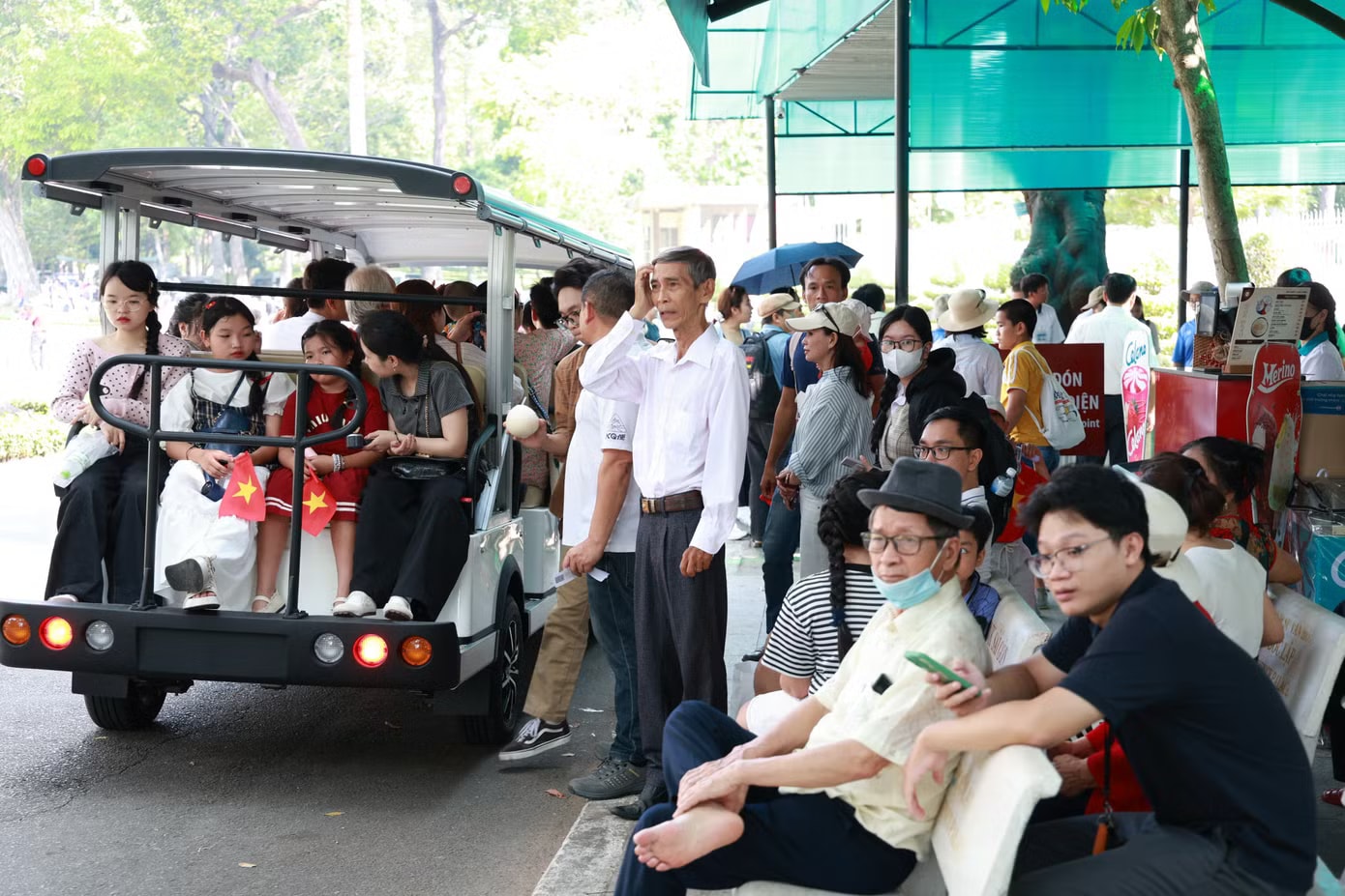 Người dân tham quan di tích lịch sử Dinh Độc Lập - nơi đúng 51 năm về trước đánh dấu sự toàn thắng của Chiến dịch Hồ Chí Minh, giải phóng miền Nam, thống nhất đất nước. Trung tâm TPHCM trong thời khắc tròn 51 năm thống nhất đất nước - Ảnh 7.