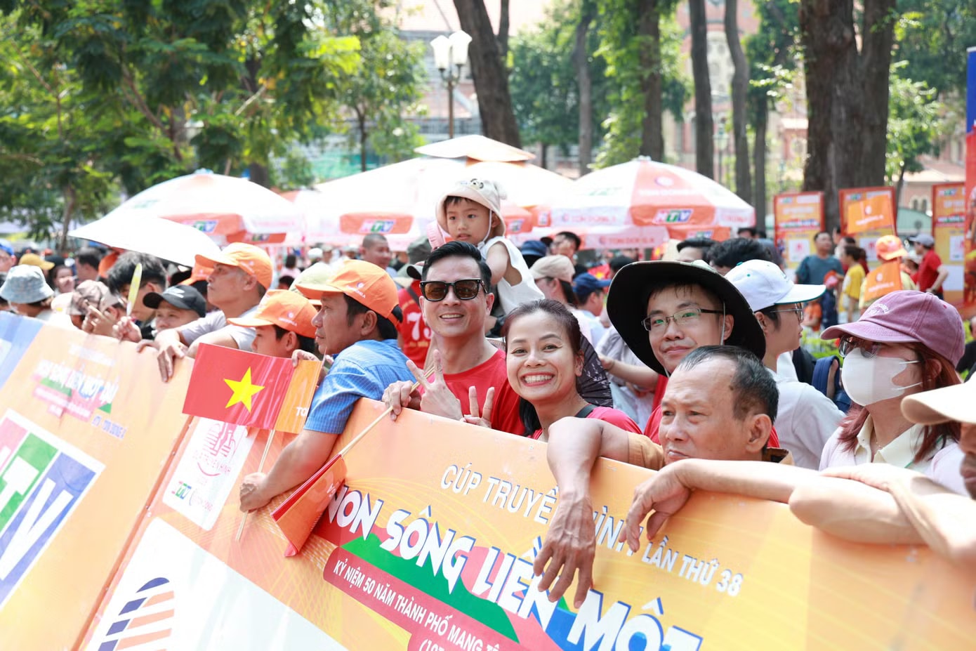 Từ 8 giờ sáng, anh Lâm Đắc Thắng đã có mặt ở khu vực này với tâm thế háo hức chờ đón đoàn vận động viên về đích. Trung tâm TPHCM trong thời khắc tròn 51 năm thống nhất đất nước - Ảnh 19.