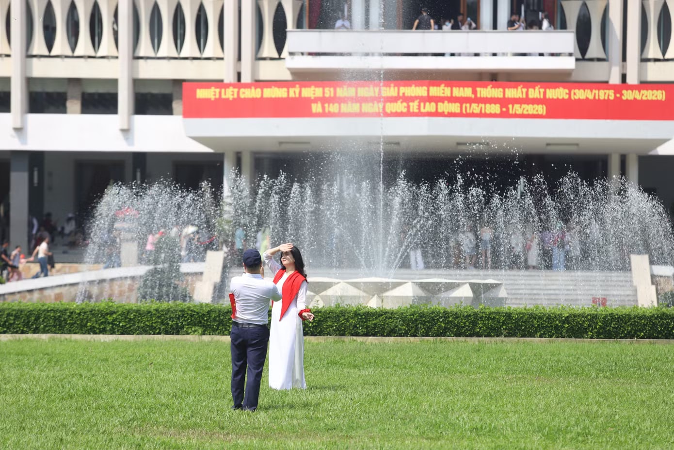 Bà con nhân dân, bạn trẻ check-in di tích Dinh Độc Lập. Trung tâm TPHCM trong thời khắc tròn 51 năm thống nhất đất nước - Ảnh 10.