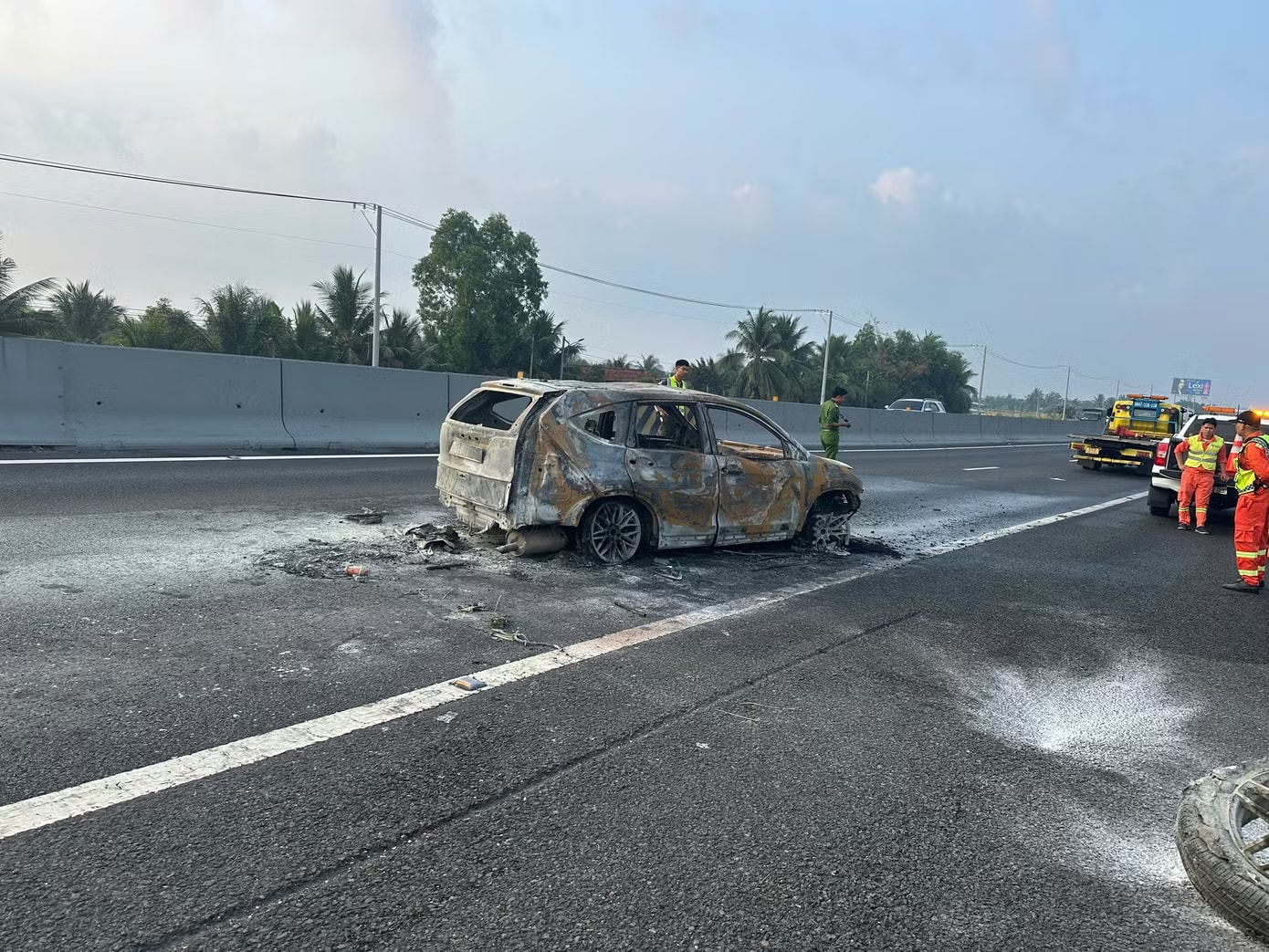 Nguyên nhân vụ xe ô tô chở gia đình cháy trơ khung trên cao tốc - Ảnh 4.