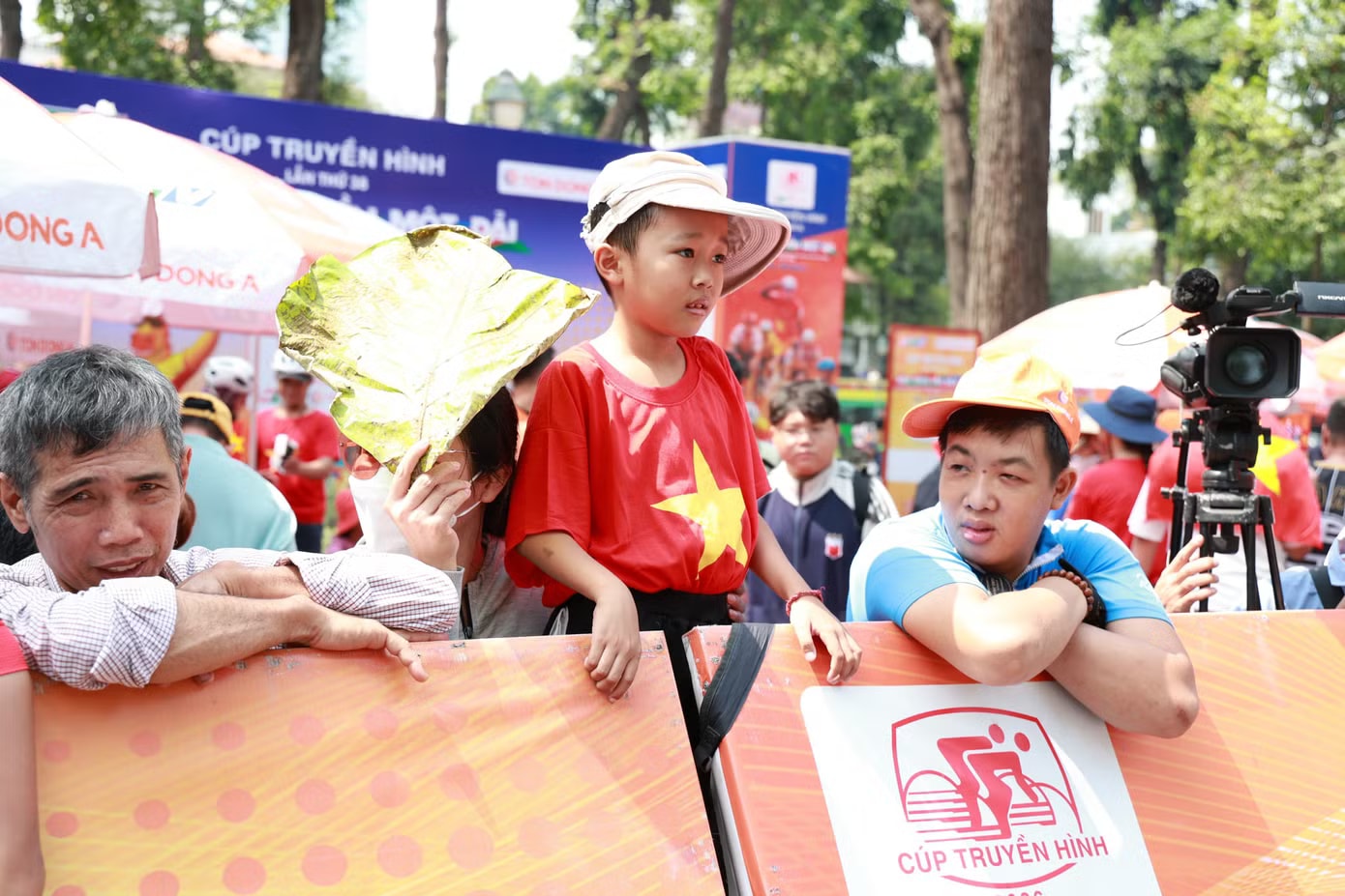 Hàng nghìn người háo hức tập trung tại đường Lê Duẩn để chờ đón đoàn đua xe đạp tranh Cúp Truyền hình HTV về đích sau chặng cuối. Trung tâm TPHCM trong thời khắc tròn 51 năm thống nhất đất nước - Ảnh 18.
