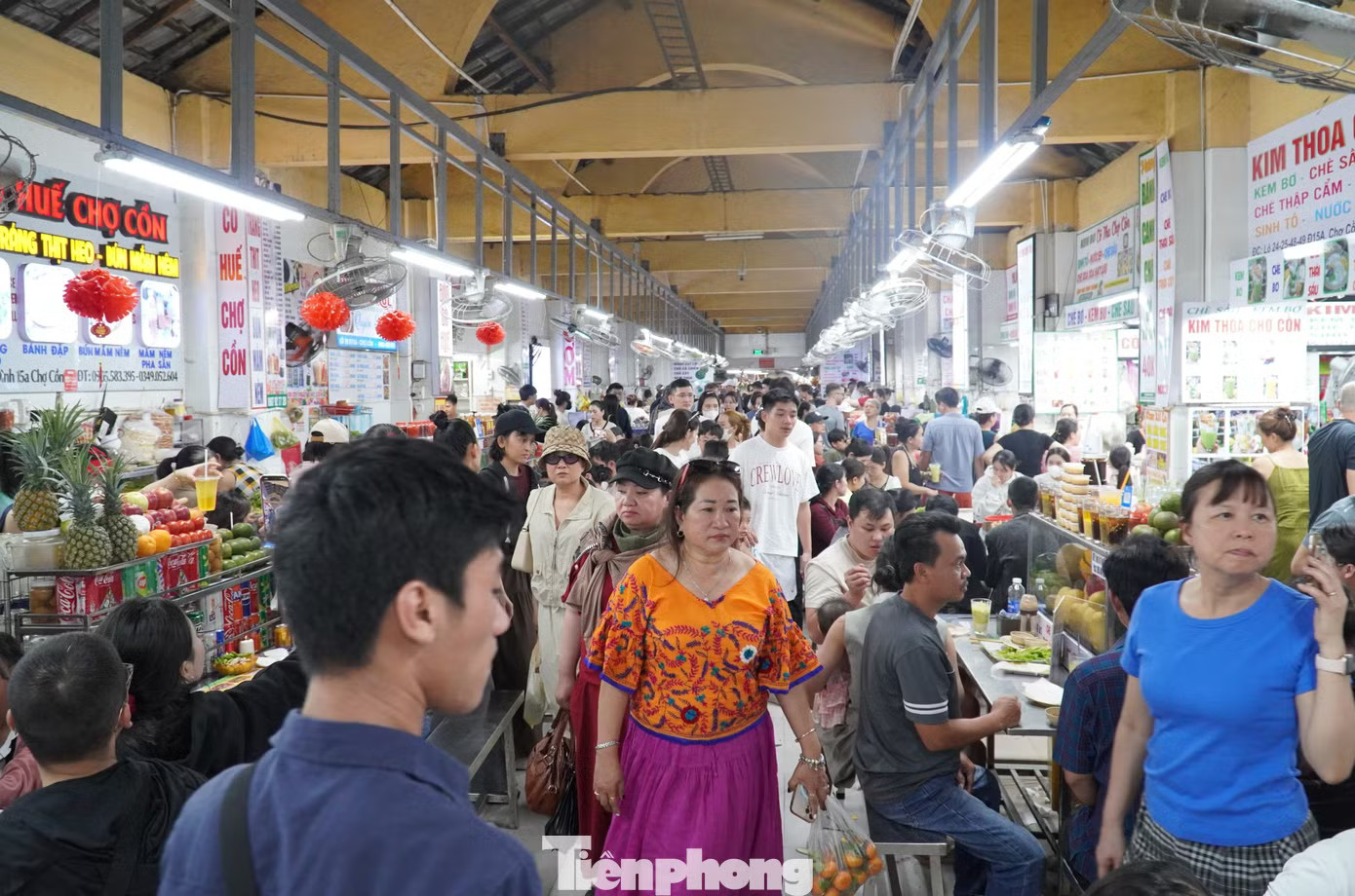 Toát mồ hôi nhìn du khách chen chân 'ăn sập' chợ Cồn Đà Nẵng - Ảnh 1.
