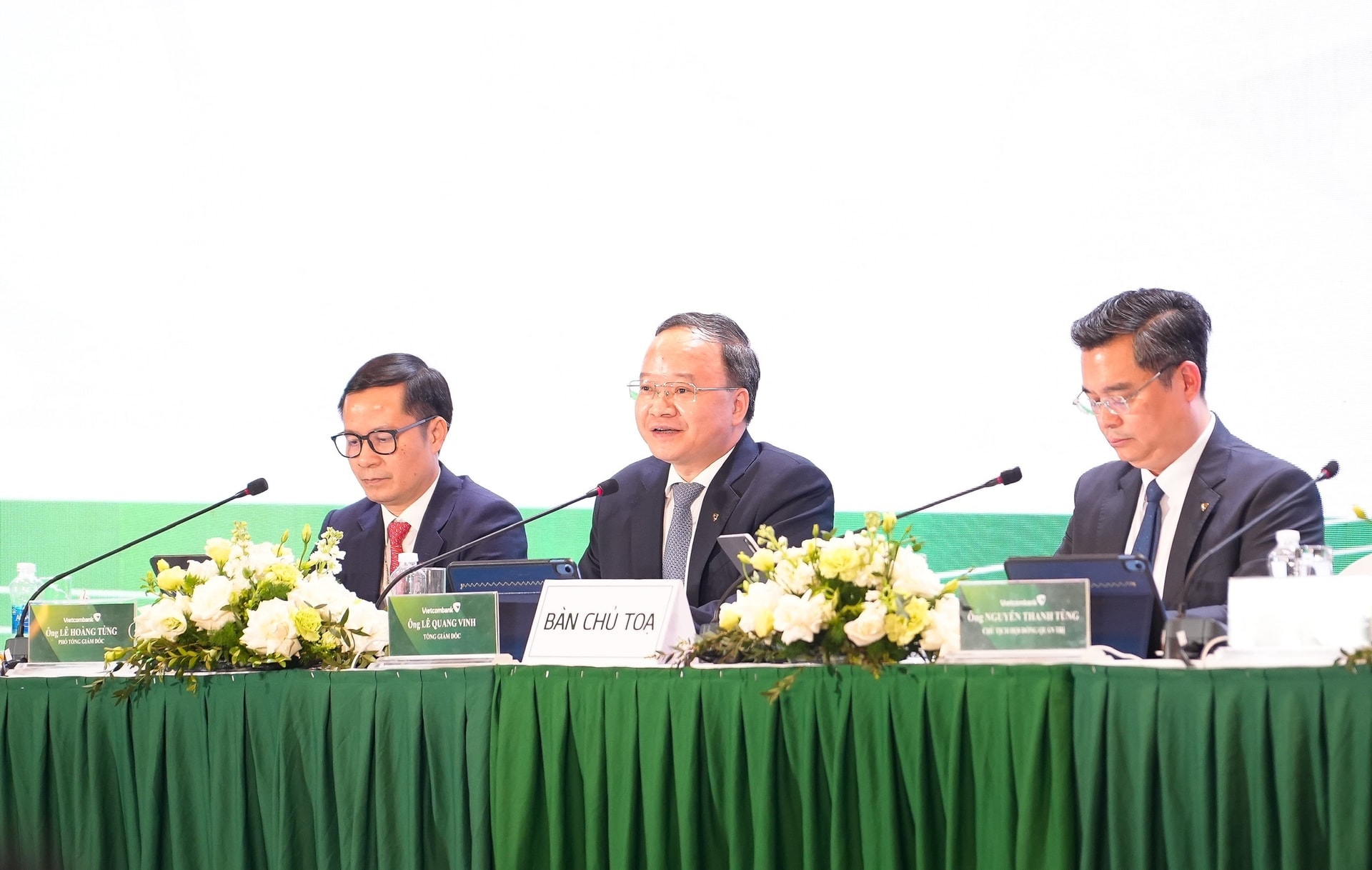 Ban lãnh đạo Vietcombank trực tiếp giải đáp các câu hỏi của cổ đông (Ảnh: Vietcombank)