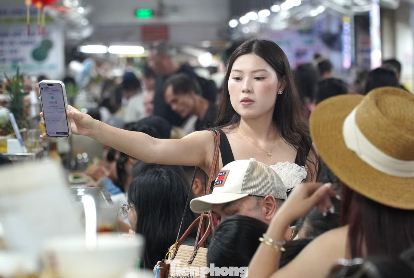 Toát mồ hôi nhìn du khách chen chân 'ăn sập' chợ Cồn Đà Nẵng - Ảnh 5.