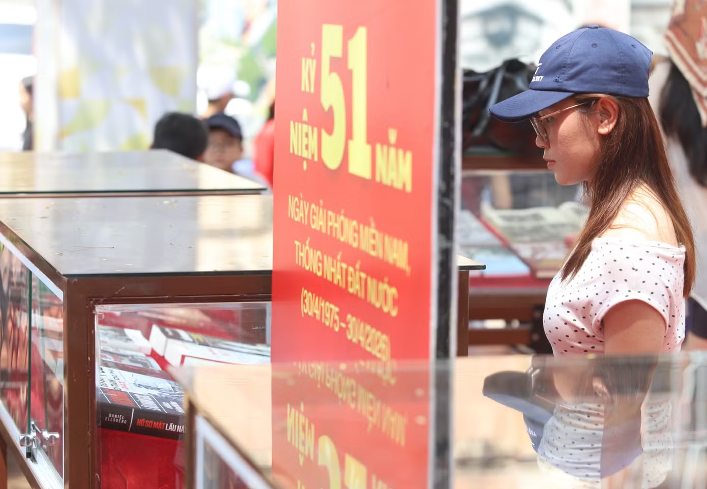 Nhân dịp kỷ niệm 51 năm Ngày Giải phóng miền Nam, thống nhất đất nước , Đường Sách Thành phố tổ chức không gian trưng bày sách chuyên đề 30/4, diễn ra từ 28/4-3/5. Không gian trưng bày, giới thiệu đến bạn đọc nhiều đầu sách giá trị về Đại thắng mùa Xuân 1975 và hành trình thống nhất đất nước; những nhân vật lịch sử tiêu biểu, các anh hùng dân tộc; sách về Chủ tịch Hồ Chí Minh - vị lãnh tụ kính yêu của dân tộc. Trung tâm TPHCM trong thời khắc tròn 51 năm thống nhất đất nước - Ảnh 21.
