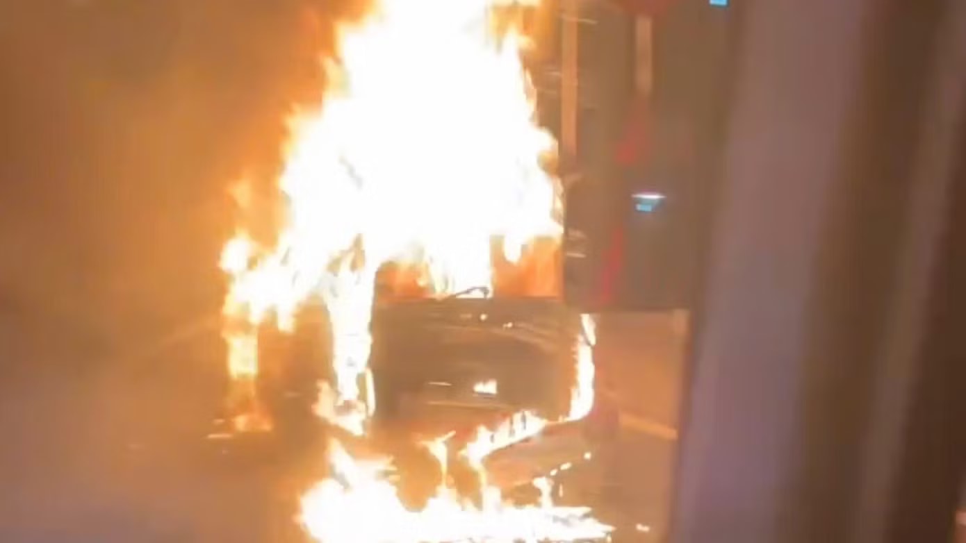 Nguyên nhân vụ xe ô tô chở gia đình cháy trơ khung trên cao tốc - Ảnh 2.