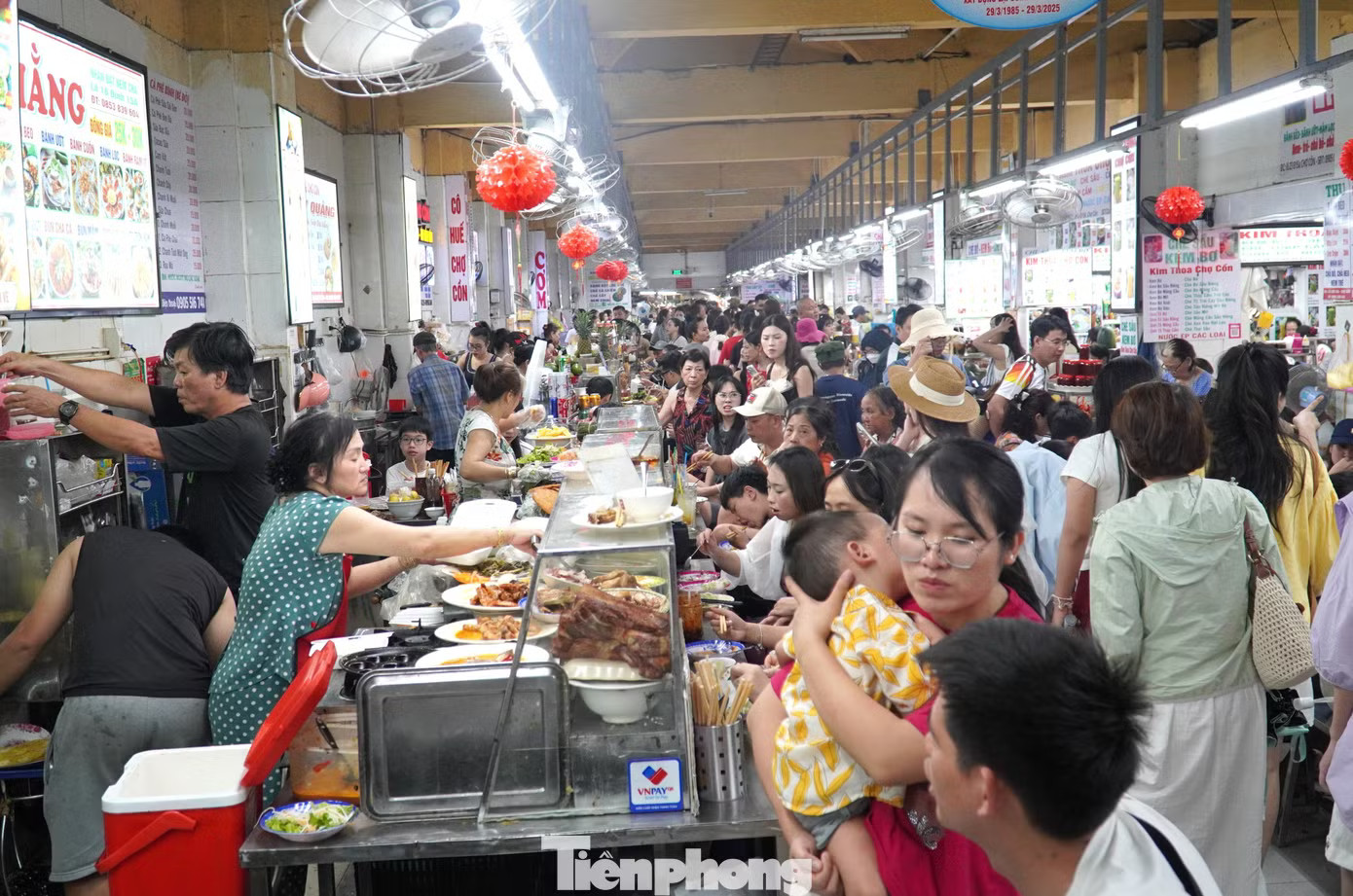 Toát mồ hôi nhìn du khách chen chân 'ăn sập' chợ Cồn Đà Nẵng - Ảnh 2.