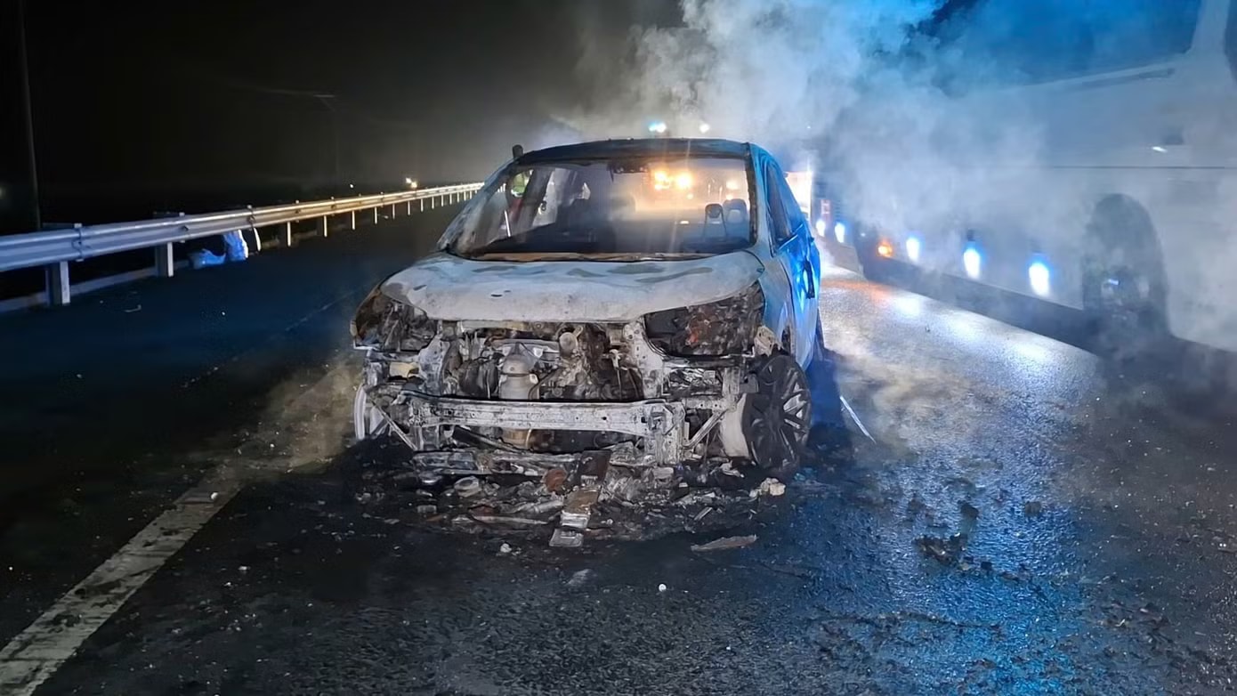 Nguyên nhân vụ xe ô tô chở gia đình cháy trơ khung trên cao tốc - Ảnh 1.