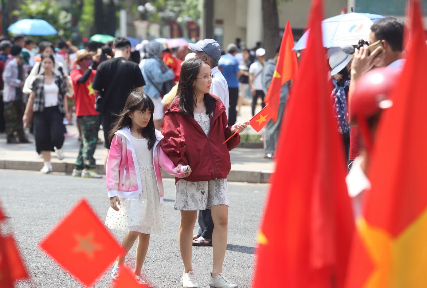 Sáng 30/4, tròn 51 năm Ngày Giải phóng miền Nam, thống nhất đất nước (30/4/1975-30/4/2026), đông đảo người dân đã đến khu vực trung tâm TPHCM tận hưởng kỳ nghỉ lễ 30/4 và 1/5. Ảnh: Ngô Tùng Trung tâm TPHCM trong thời khắc tròn 51 năm thống nhất đất nước - Ảnh 1.