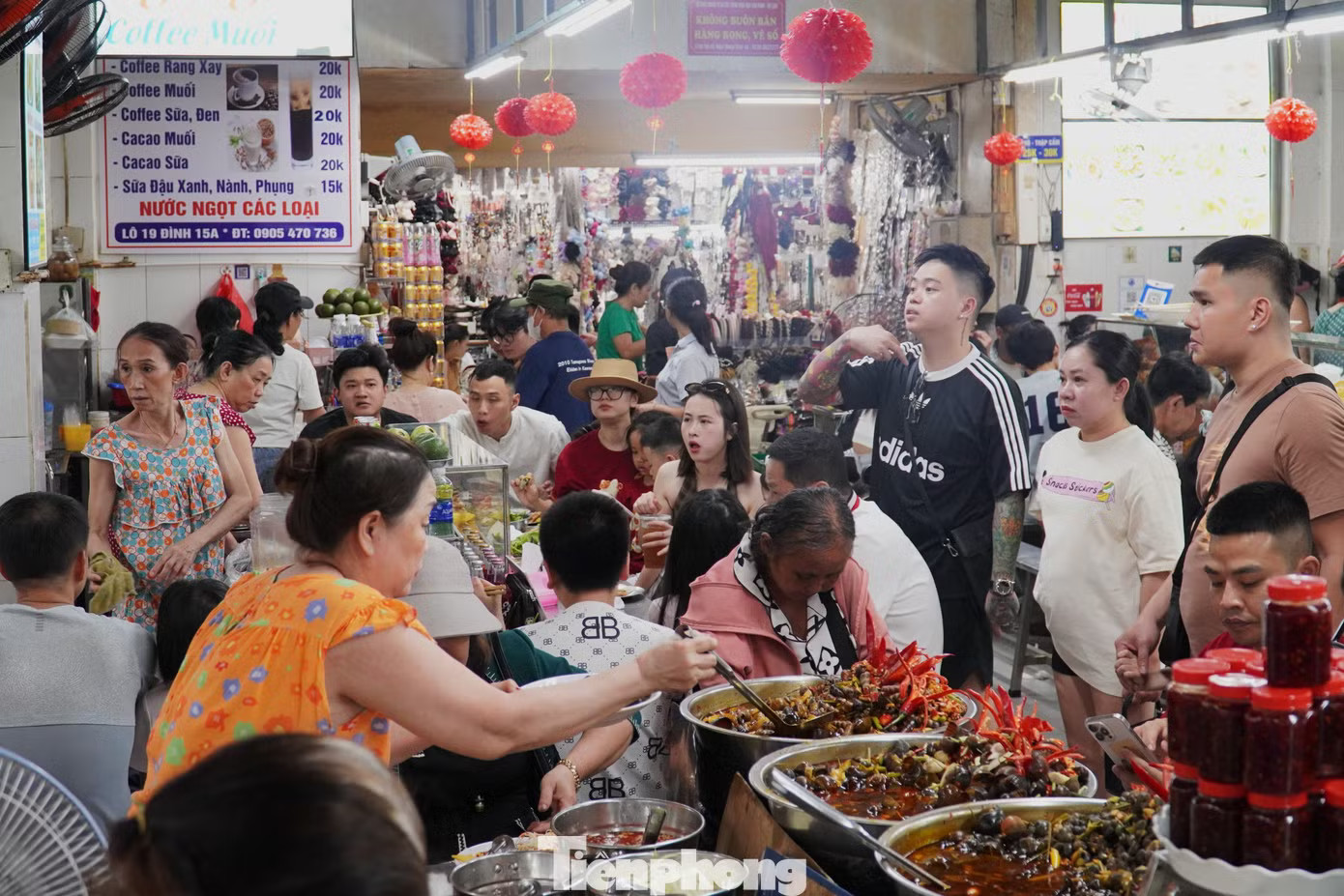 Toát mồ hôi nhìn du khách chen chân 'ăn sập' chợ Cồn Đà Nẵng - Ảnh 16.