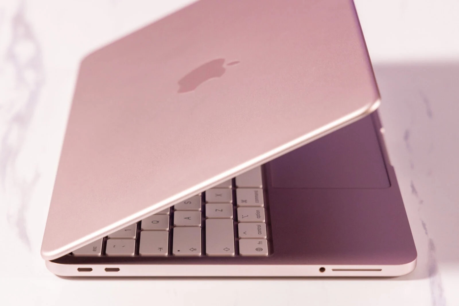 cafefcdn.com-203337114487263232-2026-5-1-_macbook-neo-review-08-1600x1067-1773886620691-17738866209241291414839-201611-1777594145734-1777594146218872856573.jpg
