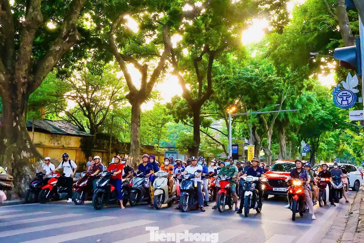 Miền Bắc hôm nay trời nắng, riêng khu Tây Bắc có mưa dông rải rác. Miền Bắc nắng nhẹ trước khi chuyển mưa dông - Ảnh 1.
