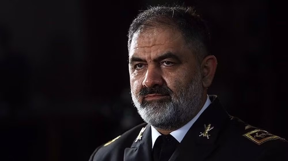 Tư lệnh Hải quân Iran, Chuẩn đô đốc Shahram Irani. Iran hé lộ vũ khí mới có thể khiến đối thủ 'vô cùng sợ hãi' - Ảnh 1.