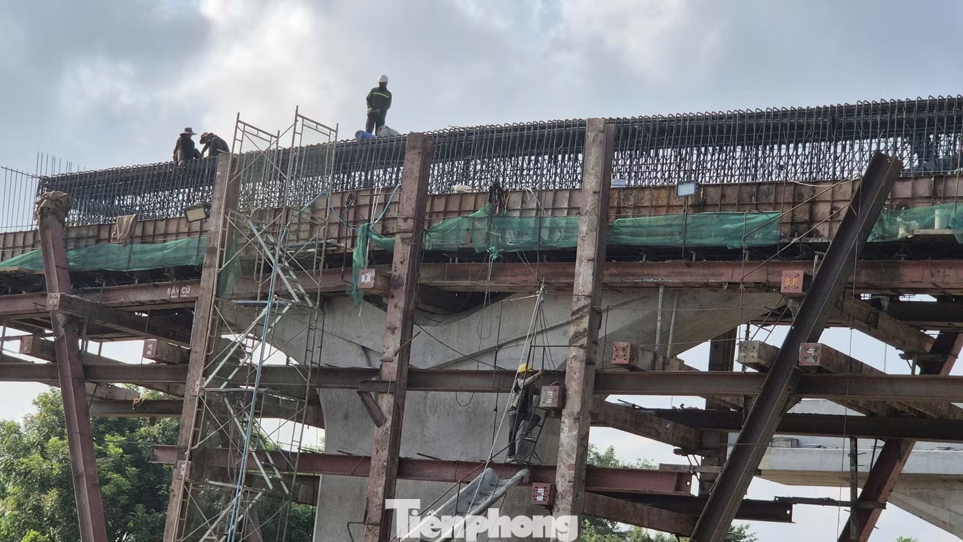 Ông Hoàng Ngọc Cương - đại diện đơn vị thi công gói thầu số 34 - chia sẻ, để kịp tiến độ nhà thầu đã triển khai 3 ca, 4 kíp làm xuyên lễ. Những công nhân làm xuyên lễ sẽ được gấp đôi ngày công hiện hưởng. Dự án đường 14.000 tỷ nối với cao tốc Biên Hoà - Vũng Tàu - Ảnh 5.